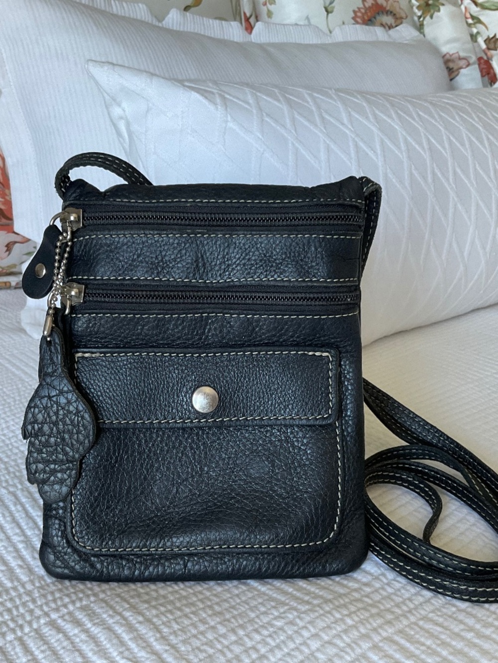 Roots Leather Crossbody Bag Black Pebble Dual Zip w/ Exterior Pocket Lightweight